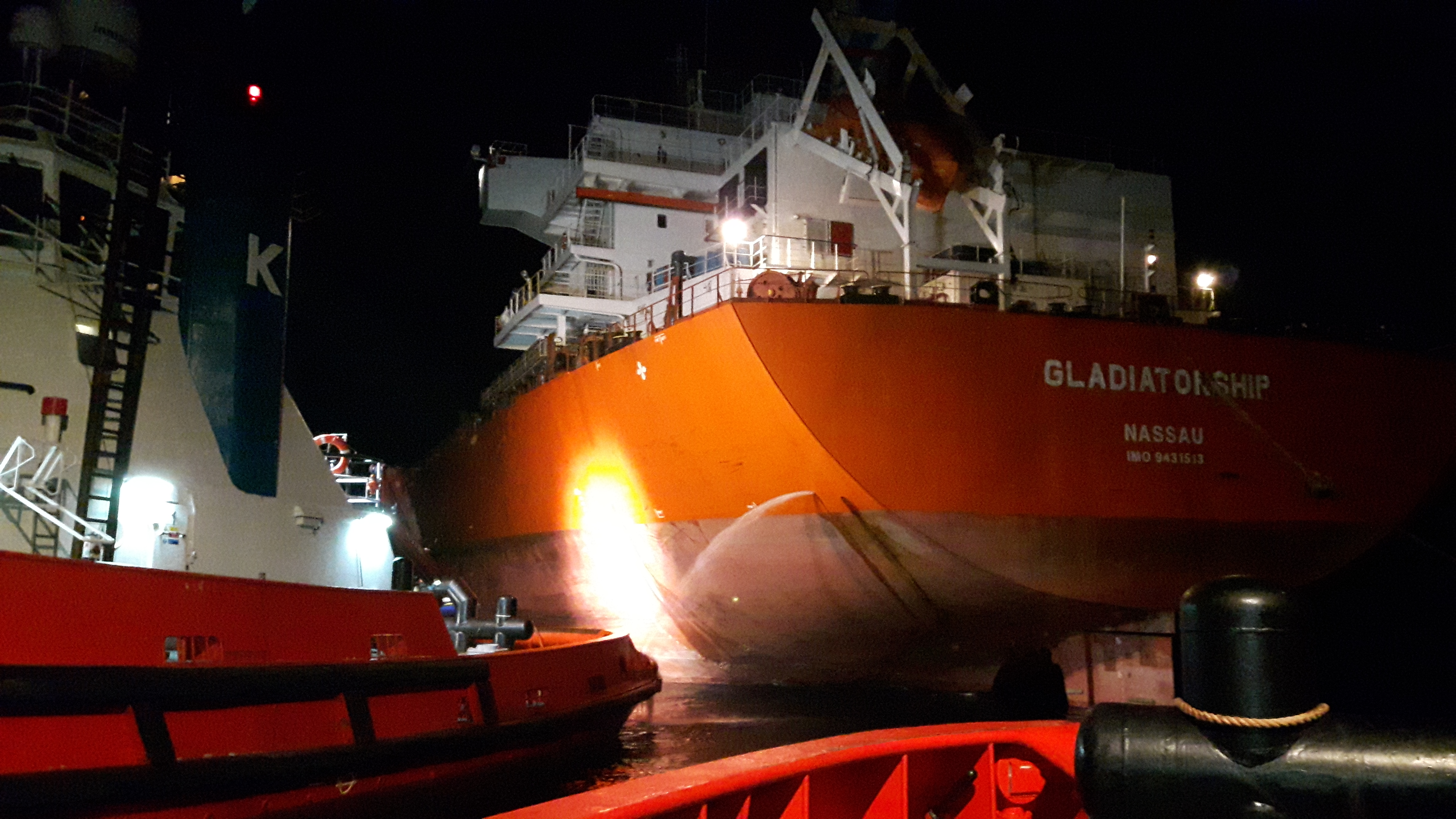 Bulker ship. Снятие сухогруза с мели. Демонтаж и утилизация судов. Снятие сухогруза с мели. Буксир и танкер.