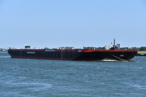 Eems Wrestler met Wagenborg Barge 11